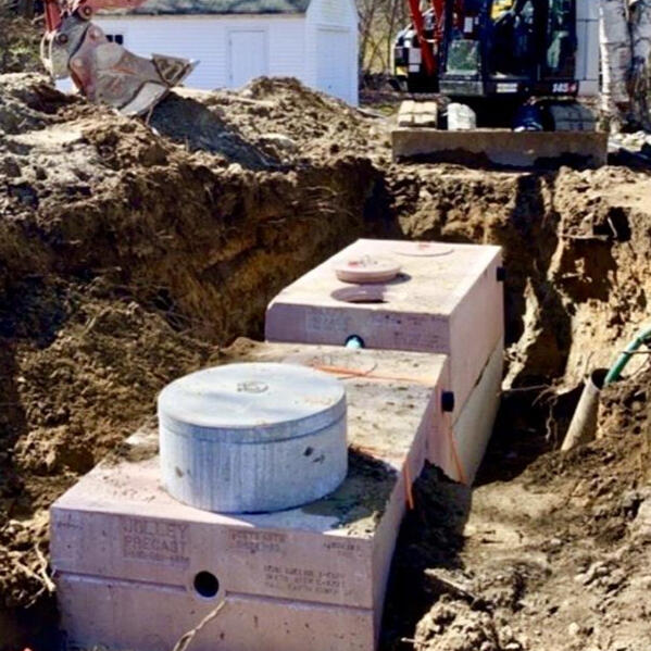 Concrete septic tank with pump chamber reservoir Concrete septic tank with pump chamber reservoir